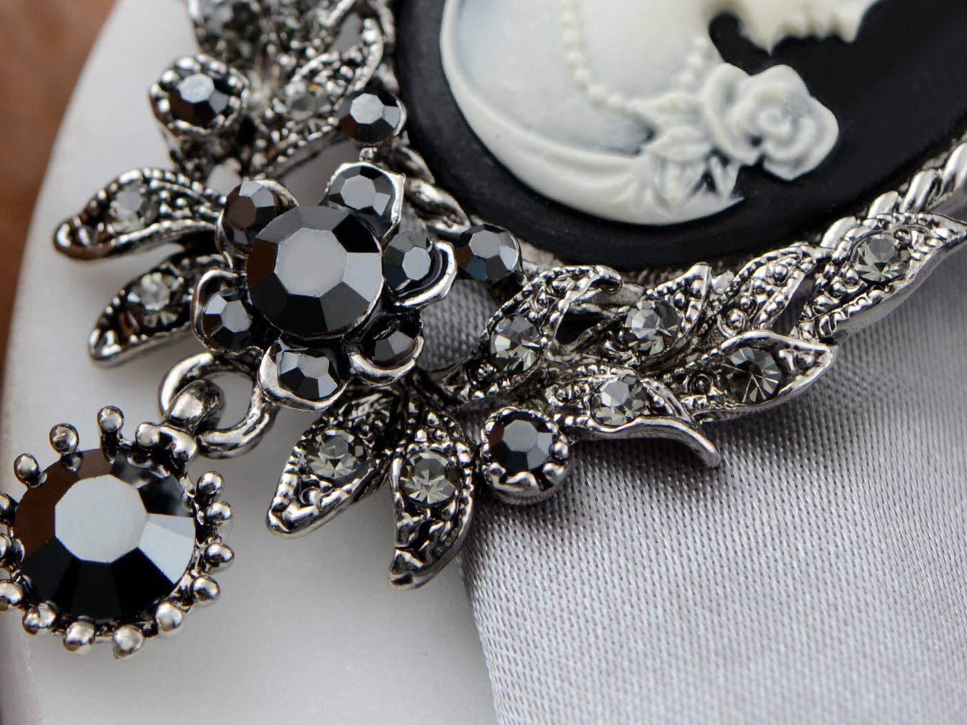 AK Brand - Wholesale Brooch - Vintage Victorian Cameo Brooch Maiden Flower Ribbon Bow18