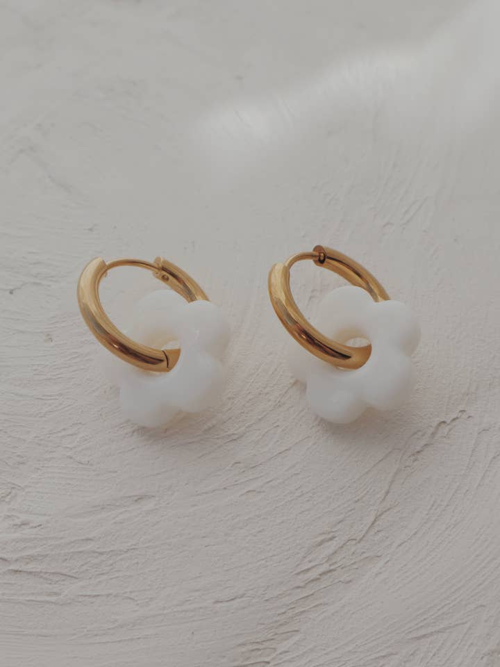 Orecchini a cerchio Huggie Sugar Cookie per la vendita all'ingrosso da parte di Olive Branch Jewelry & Co.