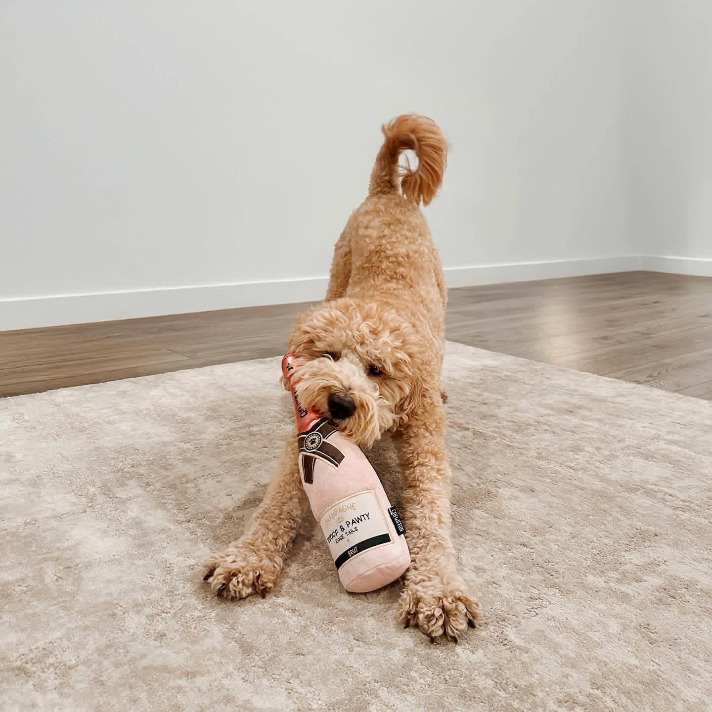 CHEWFFON - Vente Jouet couineur – chien - Jouet pour chien en peluche avec couinement en forme de bouteille de champagne rose CHEWFFON4