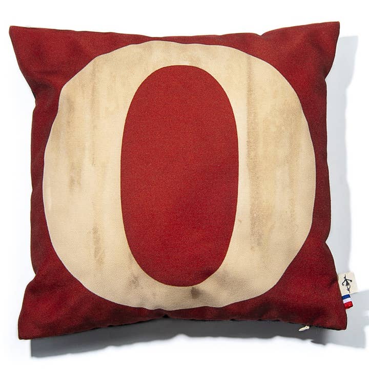 Housse de coussin alphabet lettre O pour la vente par Maron Bouillie