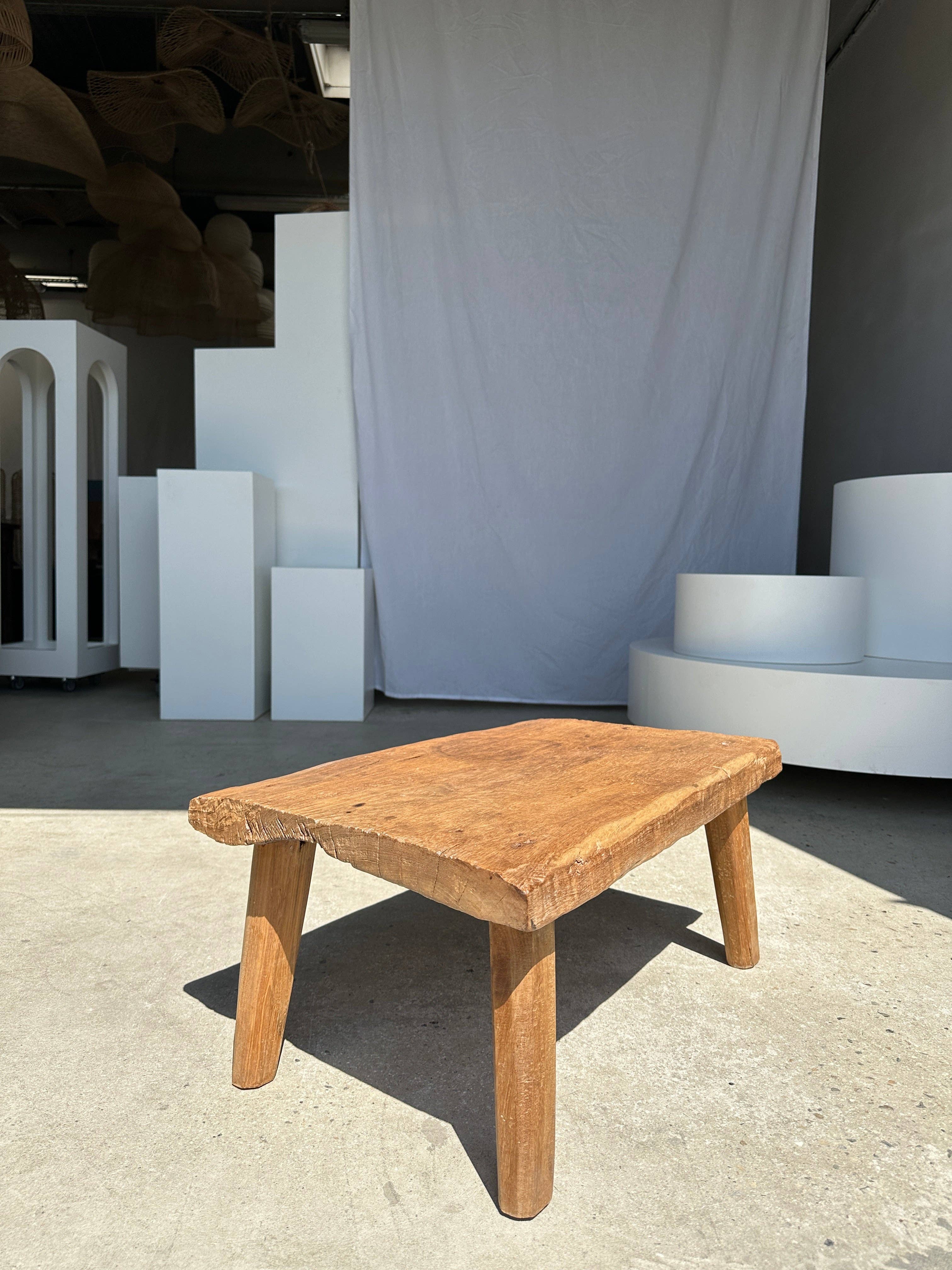 Office Objets – Großhandel Beistelltisch – Kleiner leichter Couchtisch aus hellem Teakholz mit vier Beinen H: 30 L: 63,5 B: 40 cm20