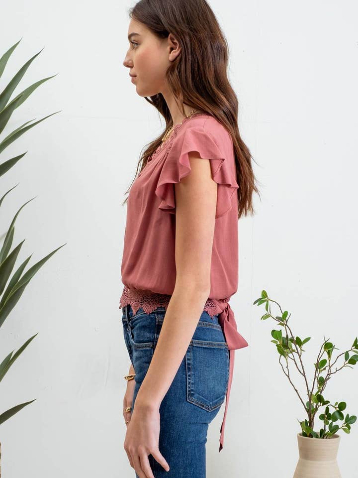 Blu Pepper – Blusa - Mulher por atacado – Top cropped de manga curta com renda, laço nas costas e botões frontais12