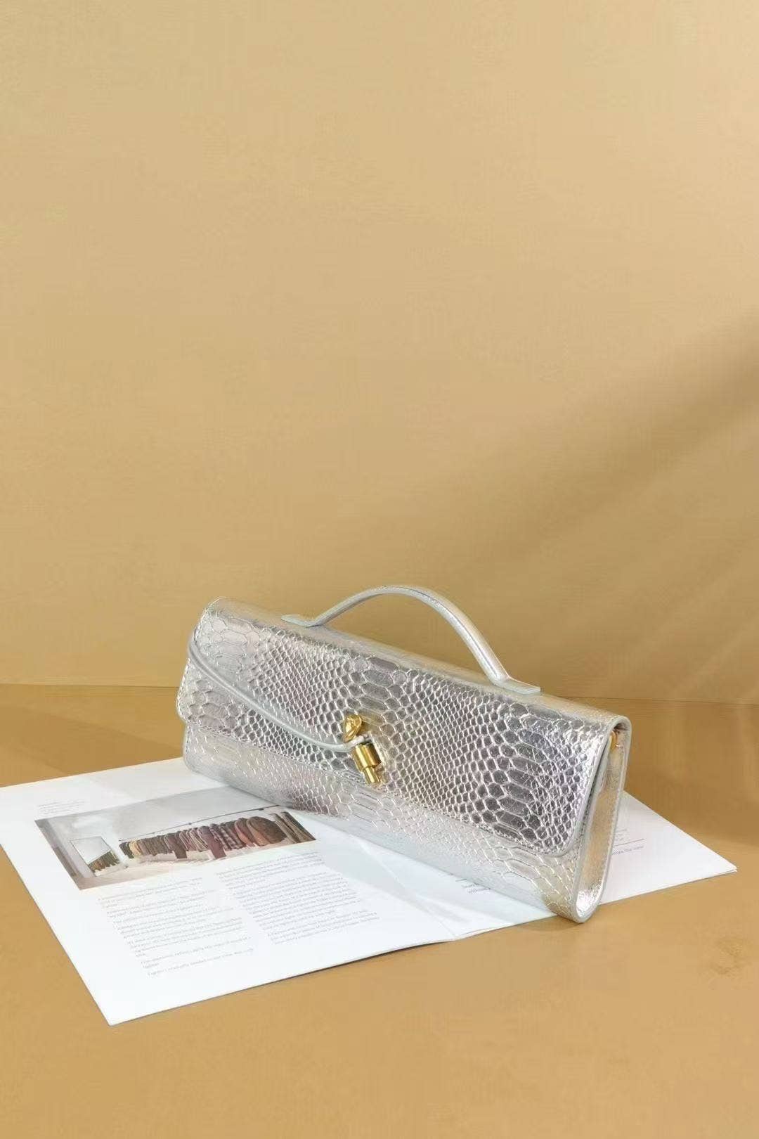 PEACH ACCESSORIES – Bolsa - Mulher por atacado – Clutch trançado com fecho dourado e estampa de cobra B189317