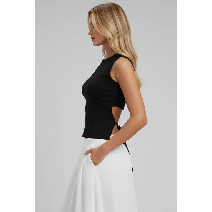 Haut sans manches à col montant avec nœud au dos pour la vente par Timeless