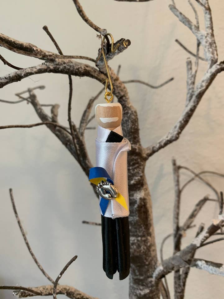 Decorazione in legno per bambola «Servo di Dio Jerome Lejeune» per la vendita all'ingrosso da parte di Our Saint Family