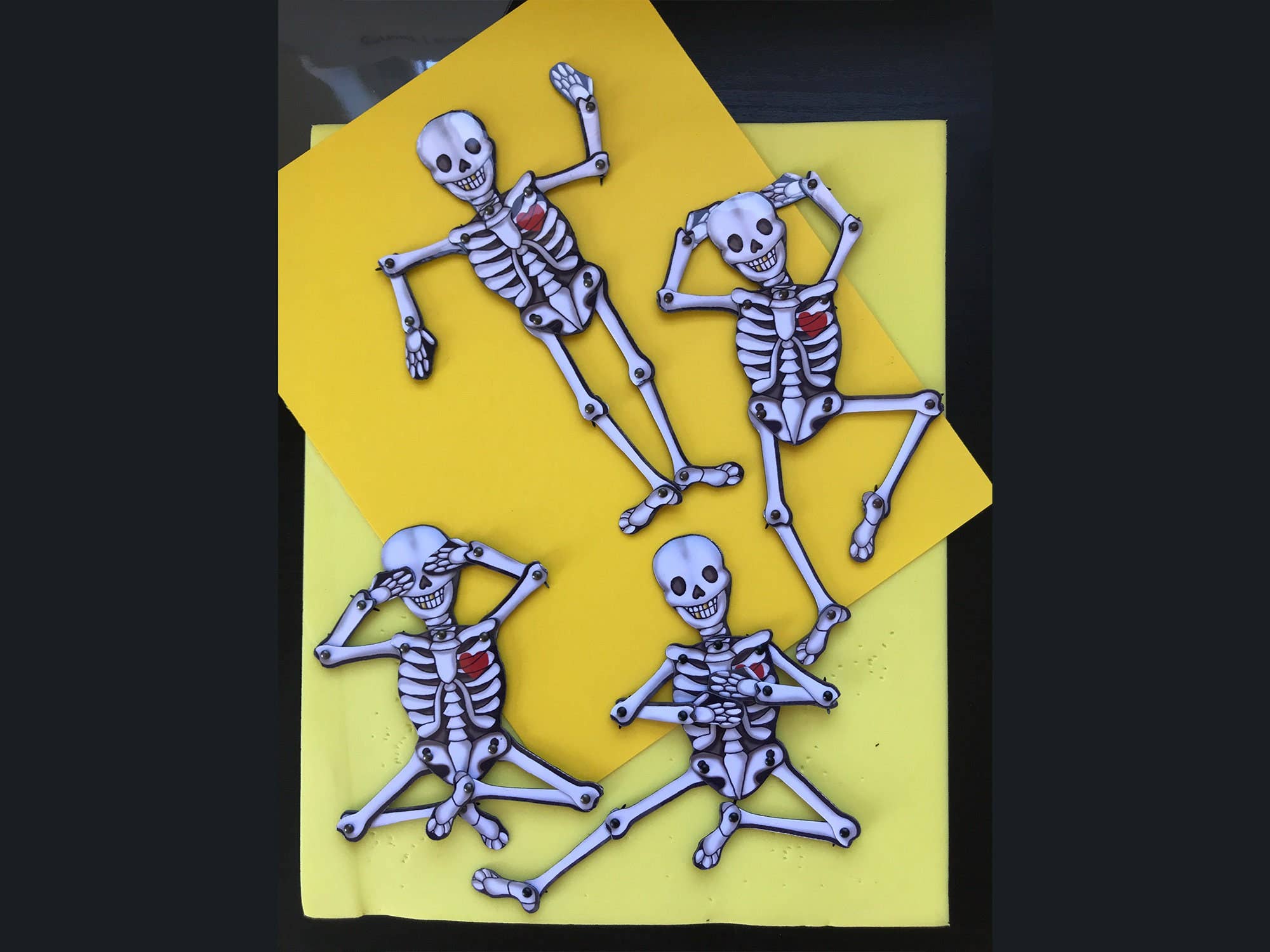 THE PAPER IDOLL – Großhandel Magnete – Posierbarer Kühlschrankmagnet | Skelett | Halloween-Party-Dekoration5