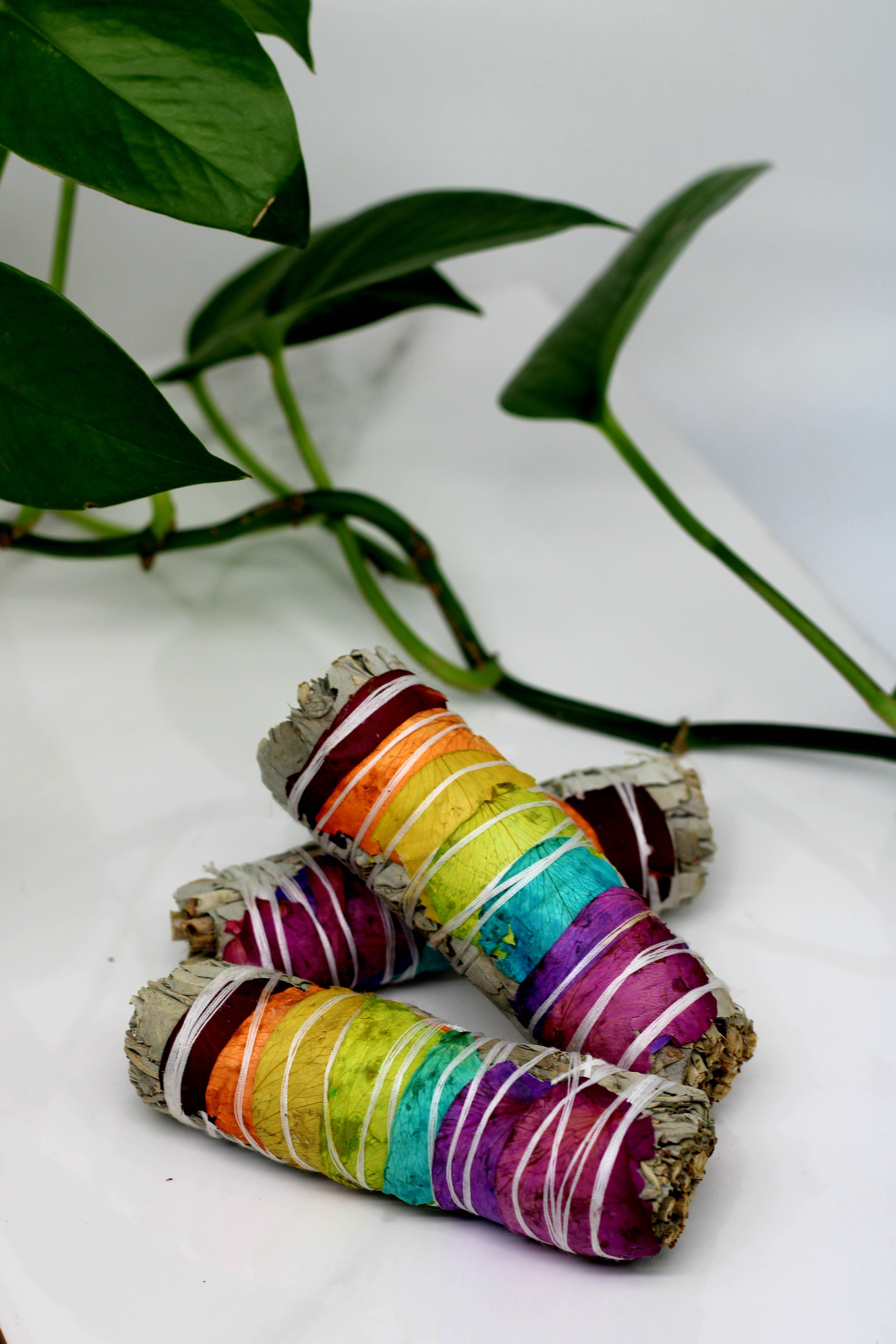 Three Witches Tea Shop – wholesale Salviabunt – Hållbart anskaffad vit salvia + Rainbow Rose Bundle1