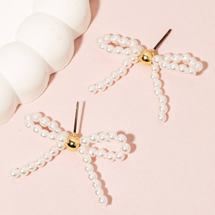 Boucles d'oreilles à tige avec nœud en ruban perlé pour la vente par Anarchy Street