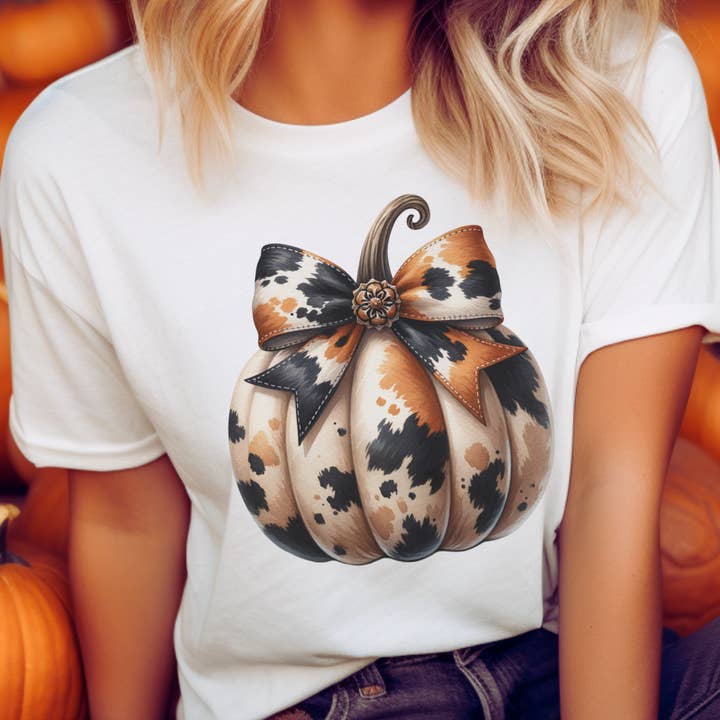 Par.tees by Party On! - Vendita all'ingrosso Maglietta serigrafata - Donna - Maglietta grafica autunnale in pelle di mucca con zucca e tema campestre