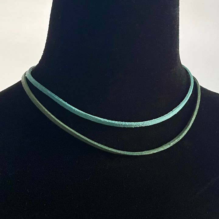 Collier en faux daim avec fermoir en acier inoxydable de différentes couleurs pour la vente par Freedom4mymind