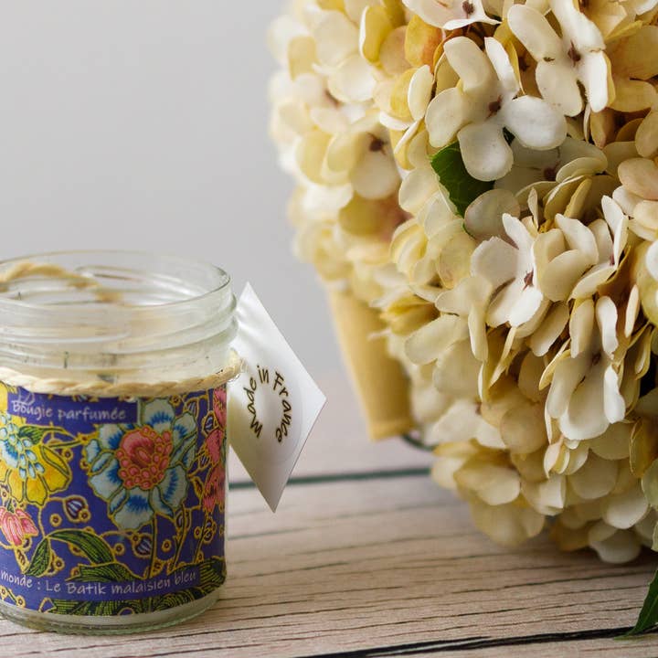 Duftlys med blåt Batik mønster for engroshandel hos LE NENUPHAR BLANC