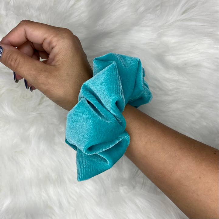 Aquamarine sammet överdimensionerade scrunchie för wholesale av createdbyMishka
