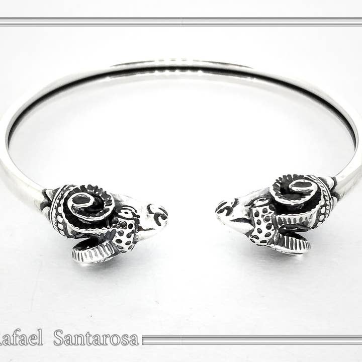 Bracciale rigido in argento con testa di ariete. Simbolo del Capricorno per la vendita all'ingrosso da parte di RAFAEL SANTAROSA