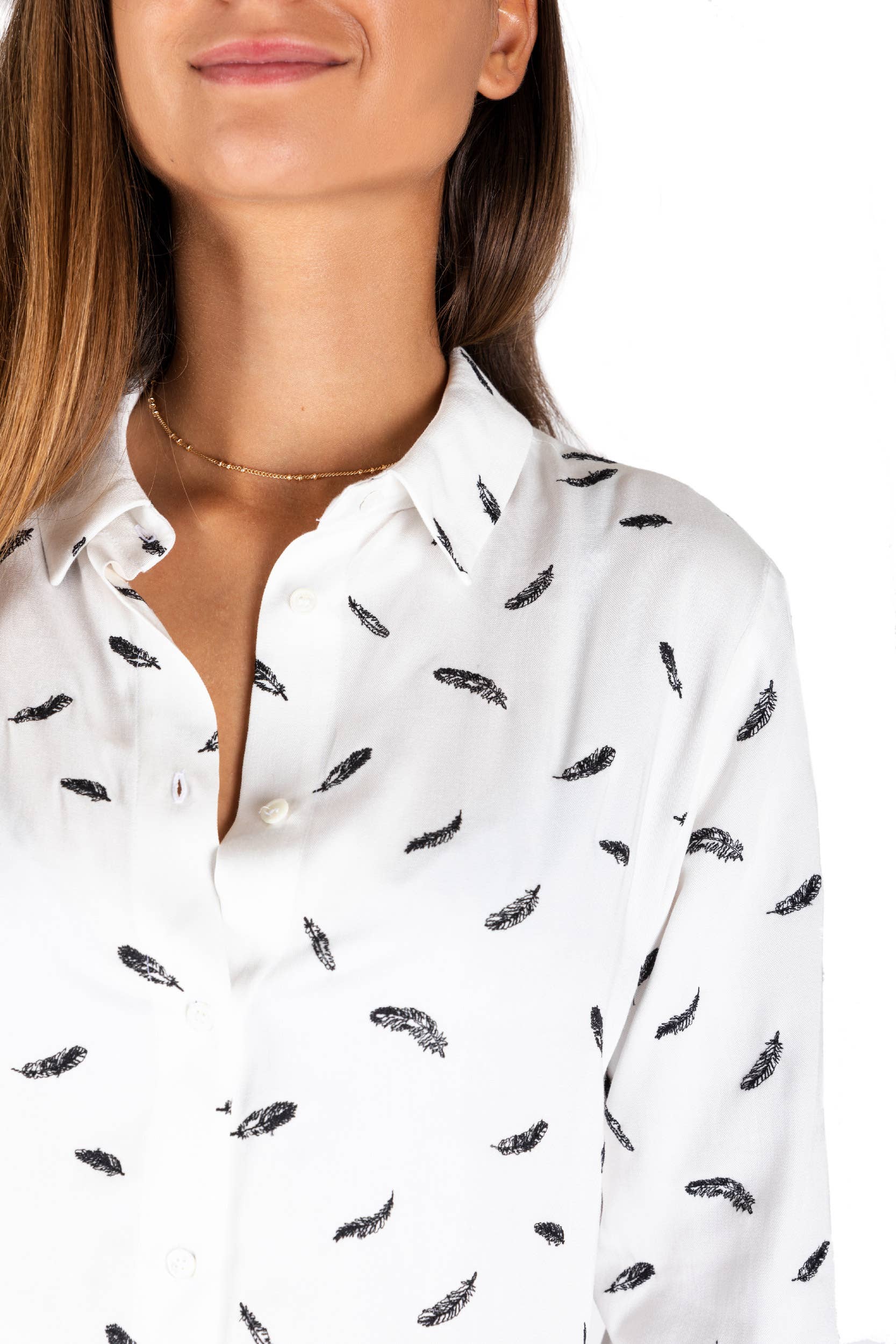 Preto Camisa feminina Aude com bordado de penas e botões para venda a revendedores na Faire4