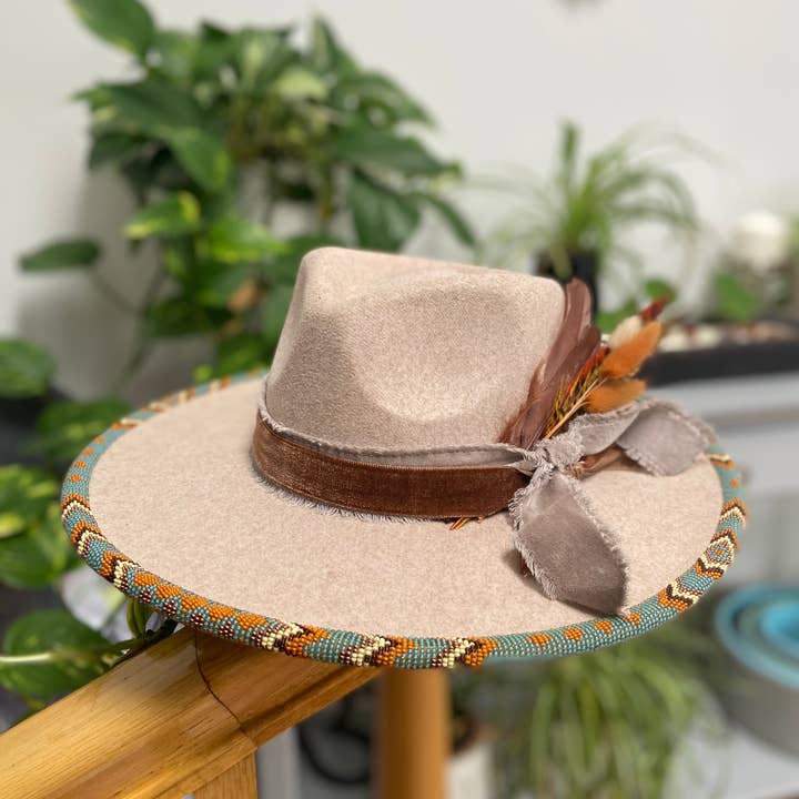 Chapeau à bord plat orné de perles à la main pour la vente par Two Arrows NW