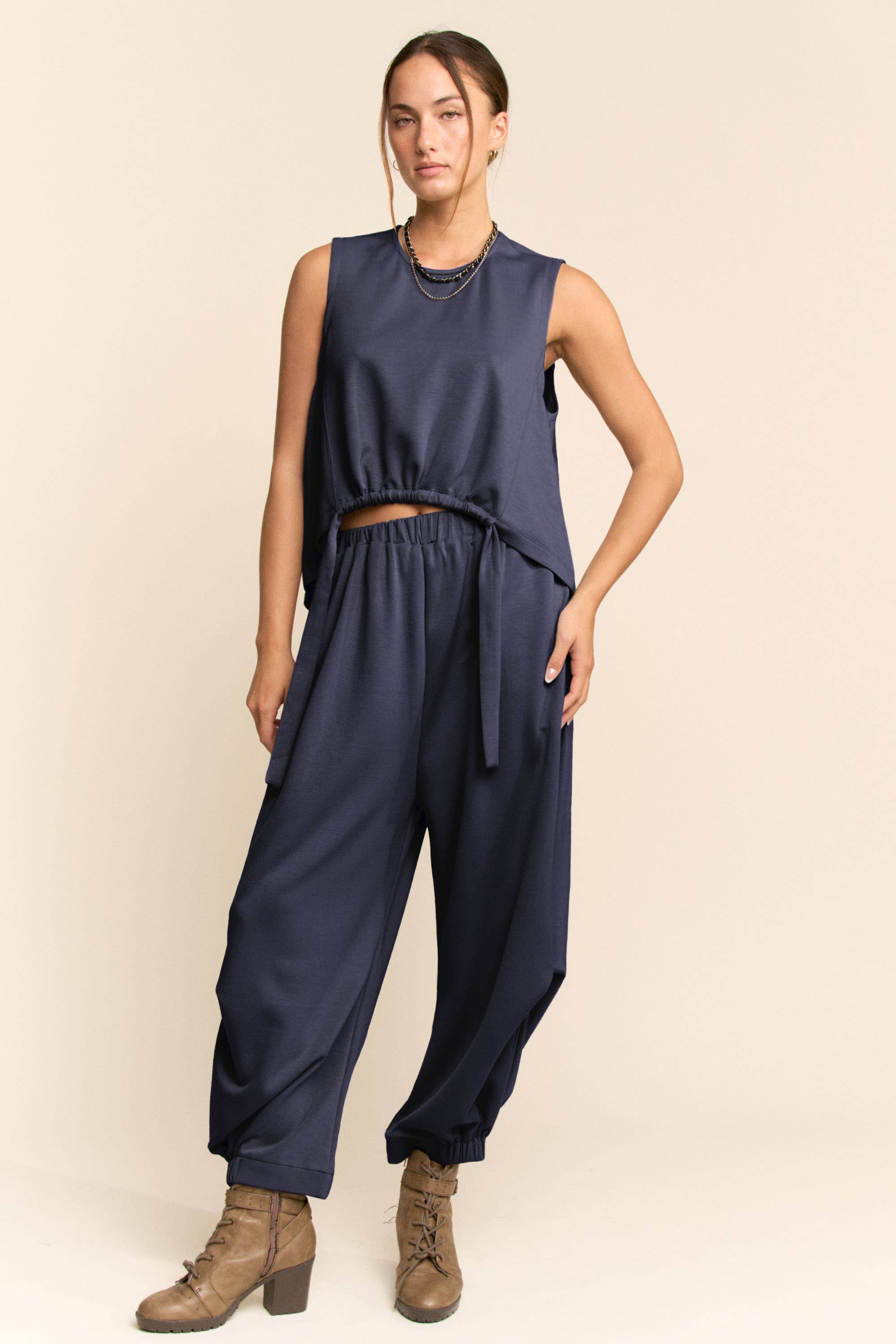 Davi & Dani - Vendita all'ingrosso Pantalone - Donna - SET DI PANTALONI IN TINTA UNITA CON SCOLLO ROTONDO E CINTURA4