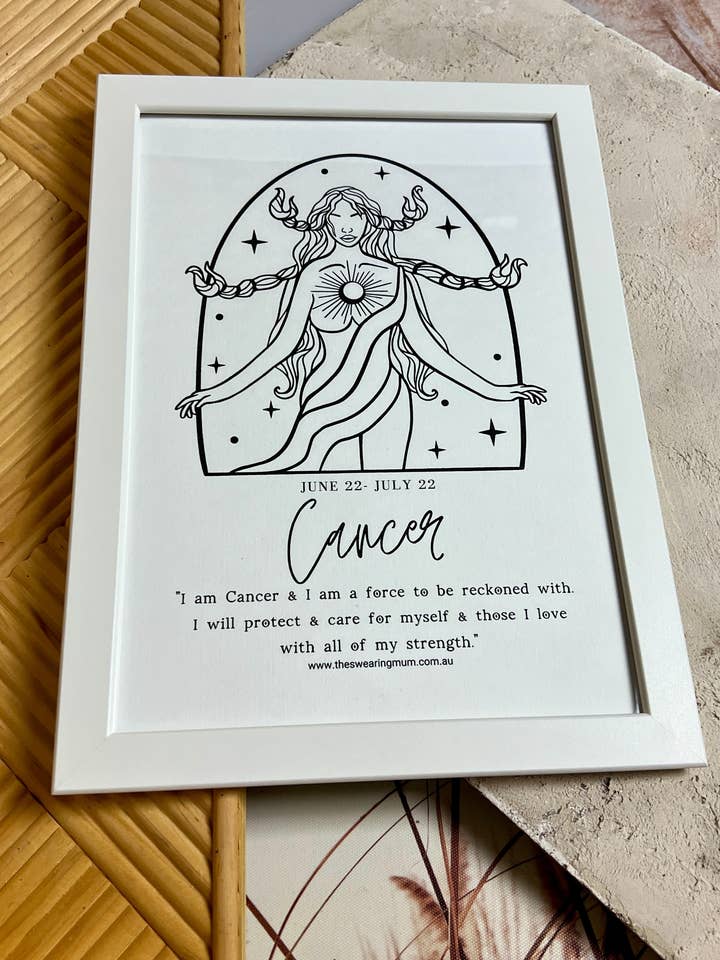 Stampa artistica con cornice dello zodiaco del cancro, formato A4 in cornice nera o bianca per la vendita all'ingrosso da parte di The Swearing Mum