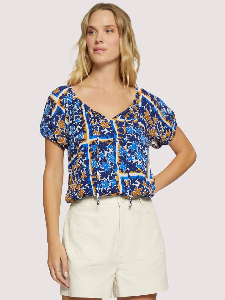 Haut Romance Sorrento - Blouse à col en V à motif floral tropical pour la vente par Lost + Wander