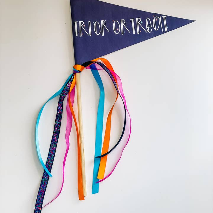 Firande flagga | Halloween vimpel flagga | Trick or Treat för wholesale av Checkered Apron Studio