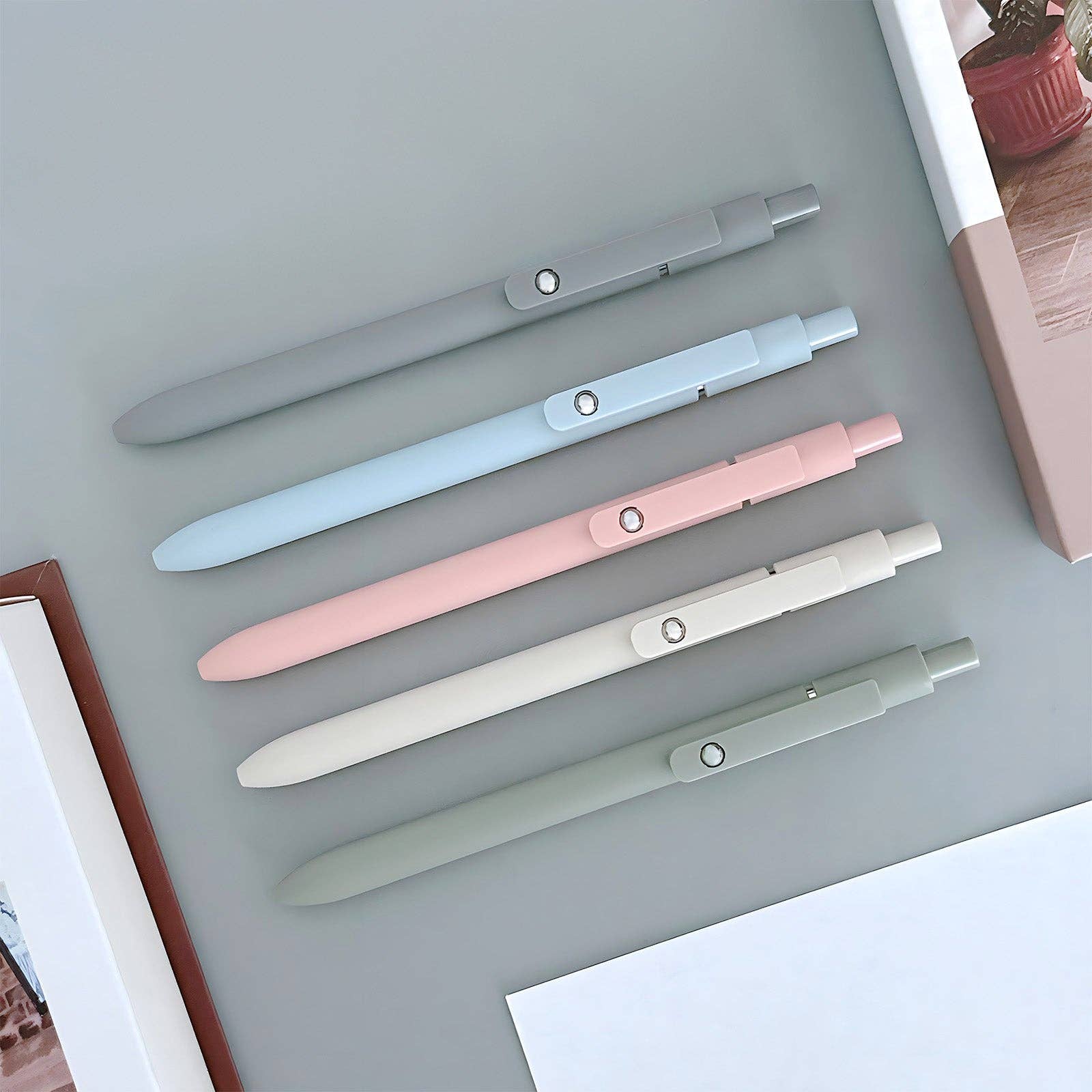 Wrapables.com - Wholesale Pen - Wrapables Smooth Retractable Black Ink Gel Pens 0.5mm, Set 52