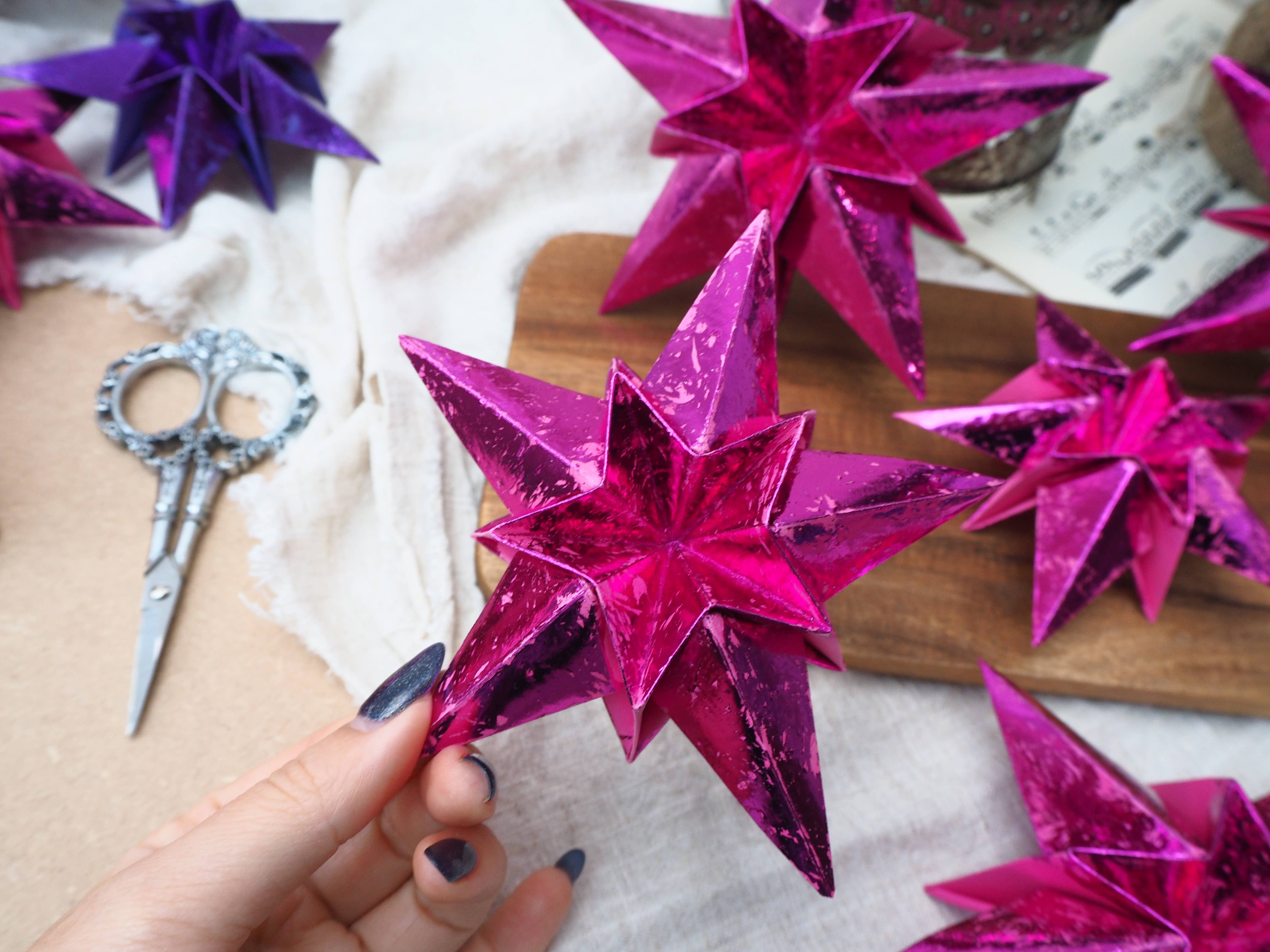 Joyful Array – Großhandel Weihnachtsschmuck – Weihnachtliche Origami-Sterne aus metallischem Pink8