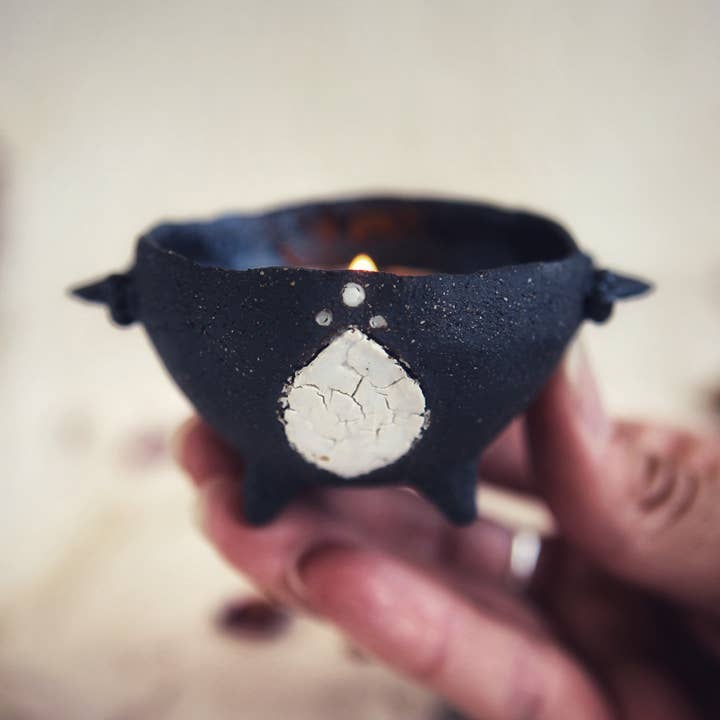 Black and White Mini Cauldron for wholesale by Nuria Vela Ceramica