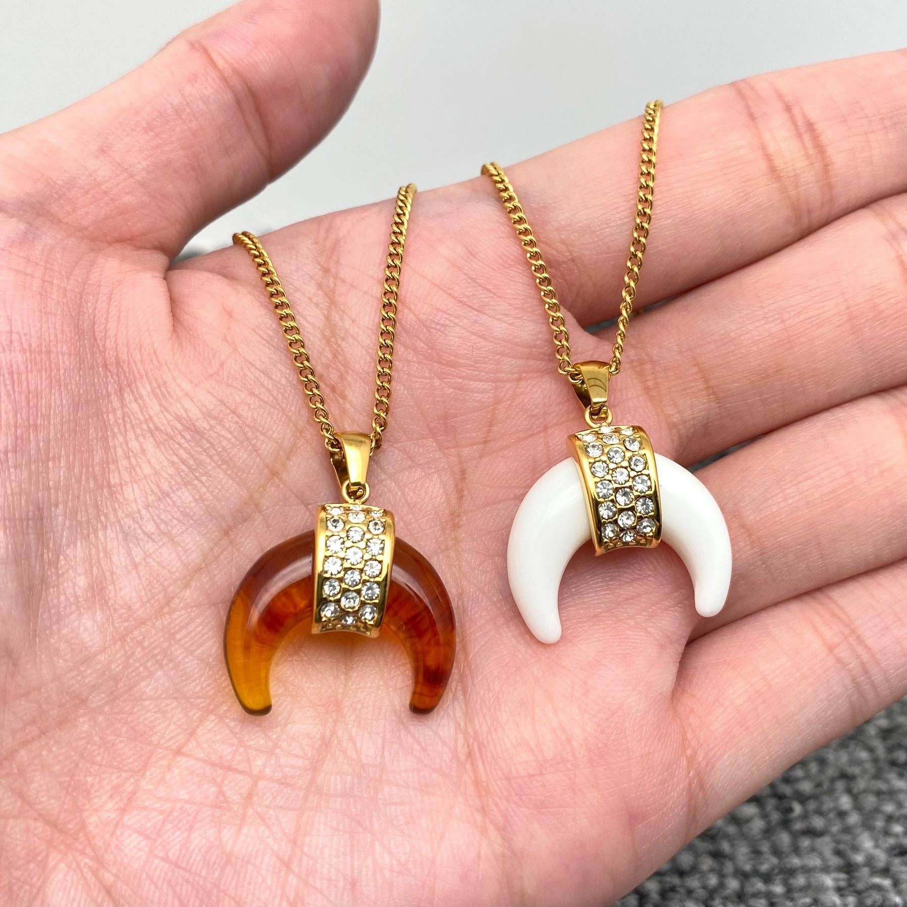 Mio Queena - Vendita all'ingrosso Collana con ciondolo/pendaglio - Collana SS placcata in oro 18 carati con ciondolo a forma di corno in resina zirconica cubica intarsiata -2