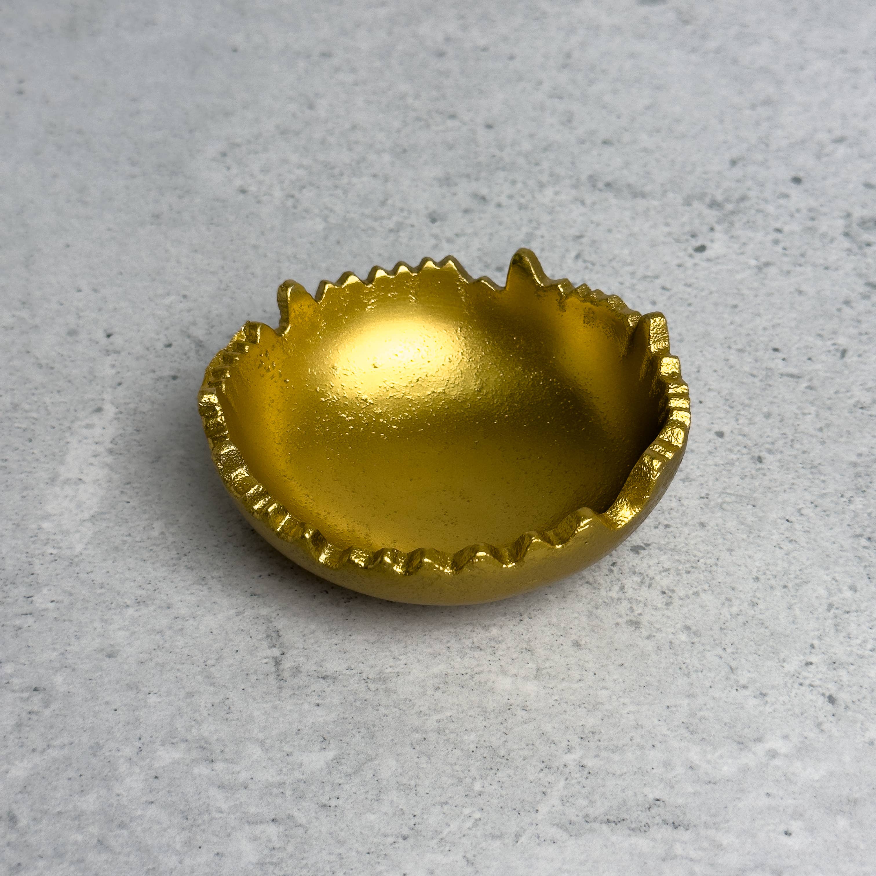 India Handicrafts Inc – wholesale Dekorativ tallrik/fat/skål – Guldig rund skål med trasig kant och strukturerad yta8