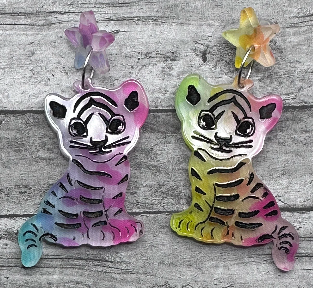 Luna Luma Design - Vendita all'ingrosso Orecchini pendenti - Orecchini in acrilico Lisa Frank Rainbow Tiger0