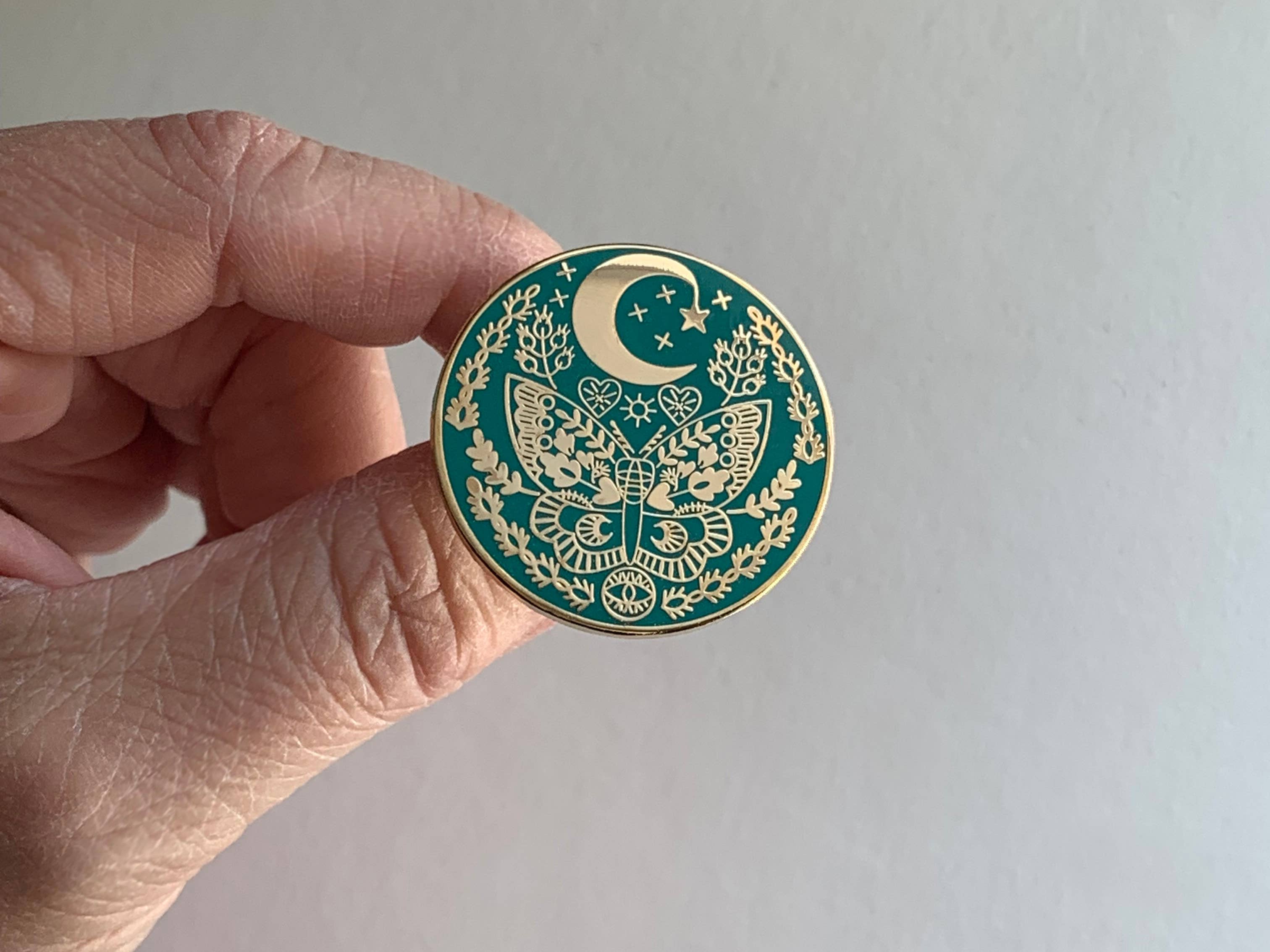 Rikrack - Wholesale Reversspeld/knoop - Lunar Mot Emaille Pin2