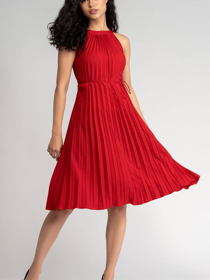 Kvinnors eleganta bältade veckade ärmlös kort klänning röd färg för wholesale av STYLE INSTANT