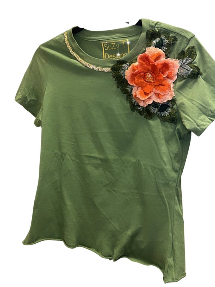 Fantastisk blommig T-shirt med stor 3-D blomma och kristaller för wholesale av Suzy T Designs