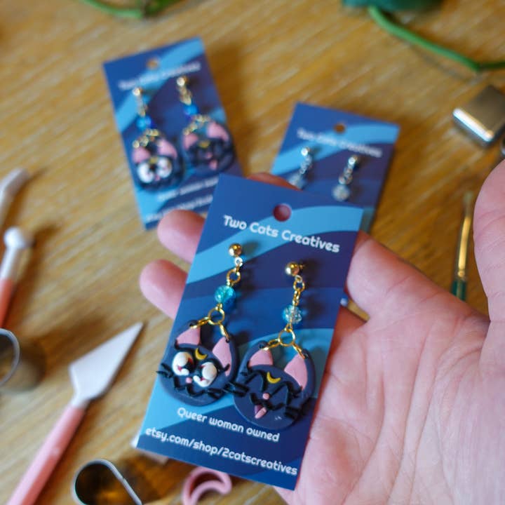 Two Cats Creatives - Venta al por mayor Pendientes colgantes - Pendientes hechos a mano Luna Sailor Moon