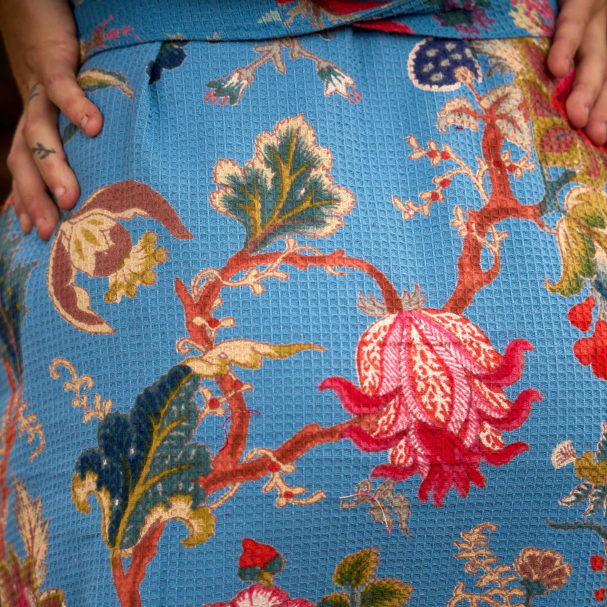 Glamthread – Großhandel Bademantel – Damen – Serene Sky Waffel-Baumwoll-Kimono-Bademantel - Florale Eleganz in Blau4