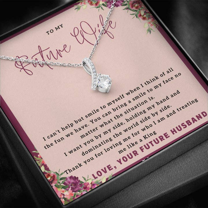 Collier cadeau pour la Saint-Valentin avec inscription To My Future Wife pour la vente par Lavender Roses