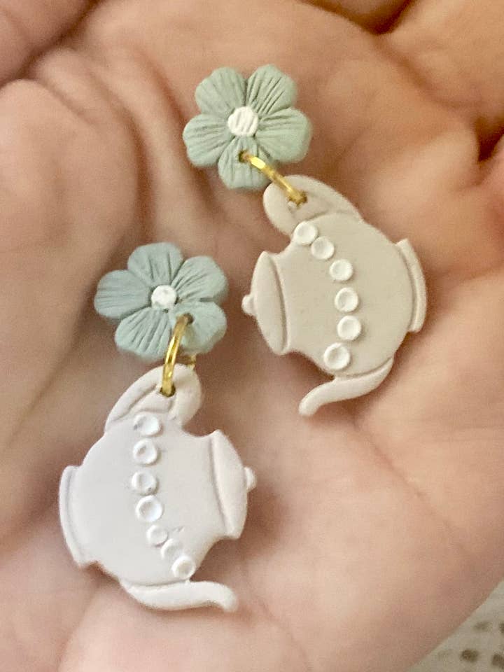 blå yndefulde blomstertekande øreringe for engroshandel hos Terra Made