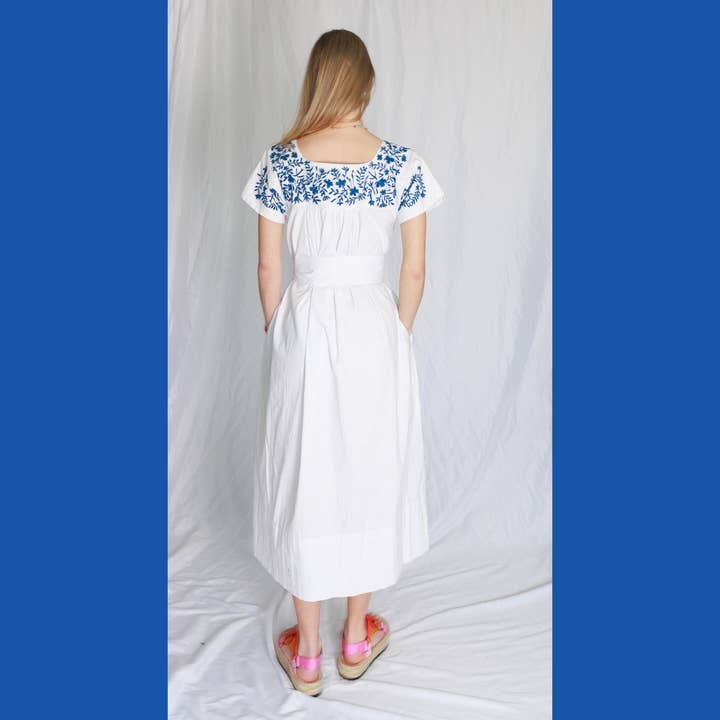 Arifah Studio – Engroshandel Kaftan - Dame – Mexicansk broderet kaftan i blå og hvid1