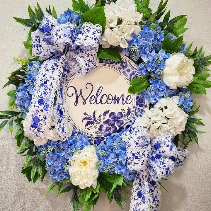 Couronne de bienvenue bleue et blanche à motif floral Real Touch et verdure pour la vente par An Array of Wreaths, LLC