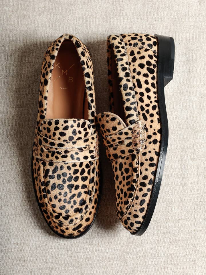 EMILIA CHEETAH – Mocassins plats en cuir à poils pour la vente par KMB Shoes