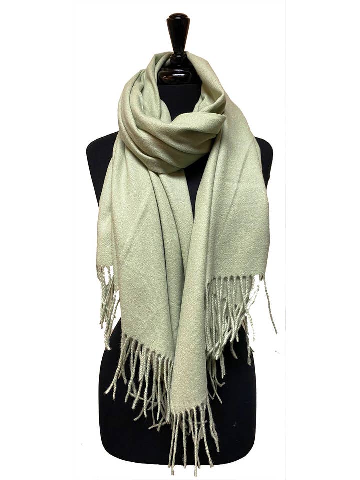 Salbeigrüner, einfarbiger Schal aus Kaschmirmischung mit weichen Fransen für den Großhandel von Juniper Wish