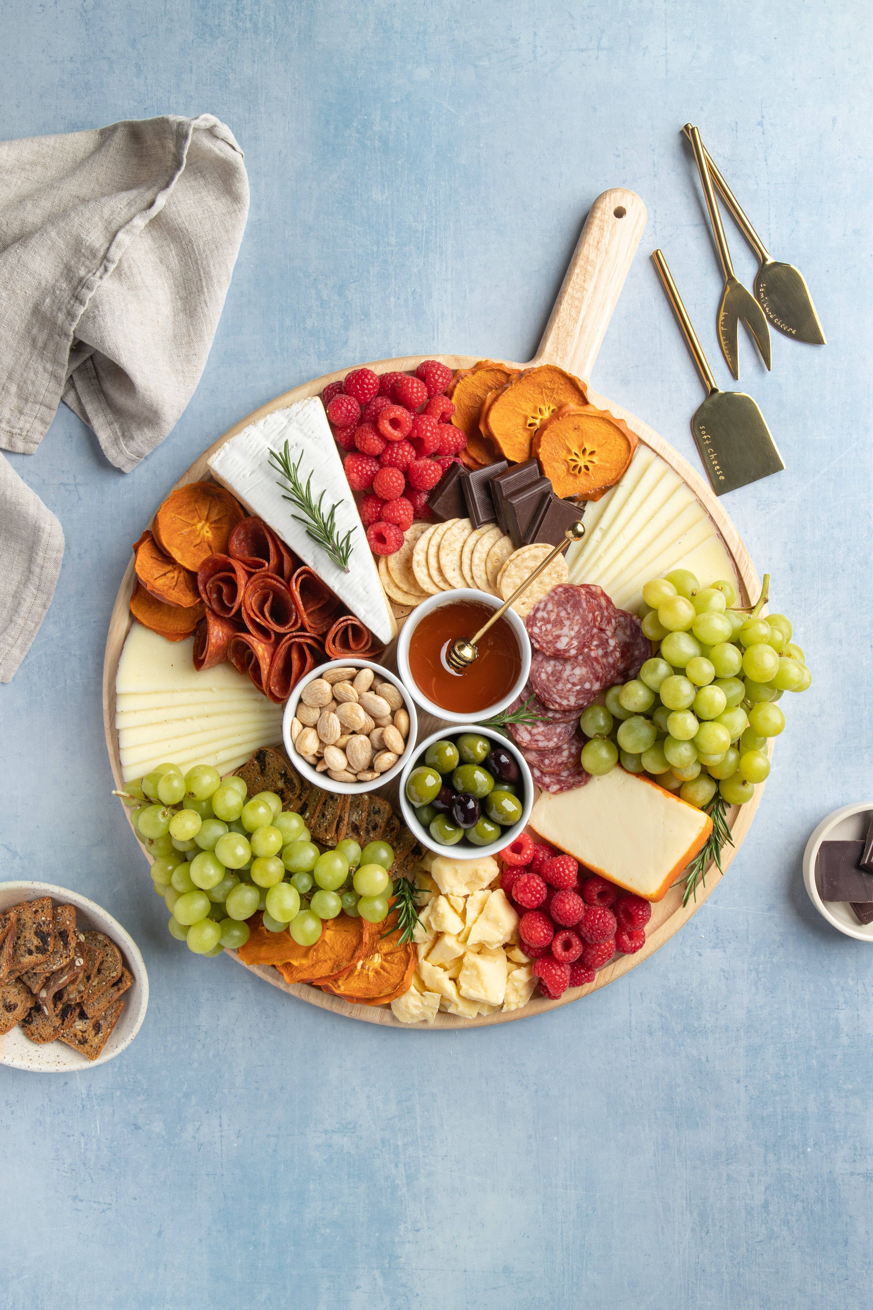 Sophistiplate - Vendita all'ingrosso Taglieri per formaggio - Mappa di Salumi Meg Quinn | Rotonda con Manico | 22" x 17"7