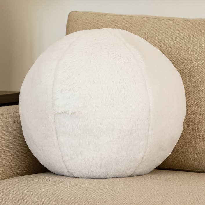 Coussin en peluche ronde en fausse fourrure blanche de 11 po pour la vente par Fennco Styles