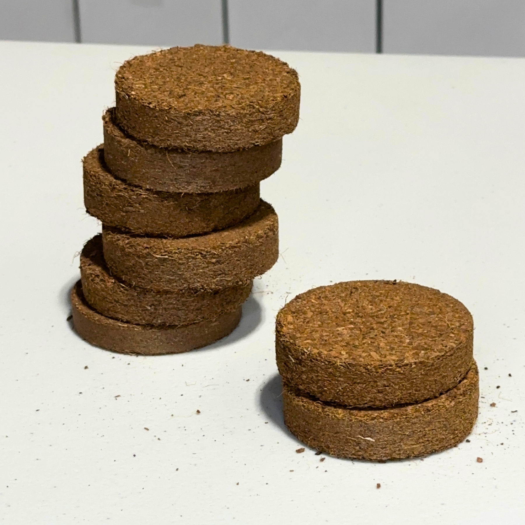 Knowing Nature - Wholesale Planting/Potting Soil - Organic Coco Coir Discs (14 Discs = 7 Qt/28 cups)1