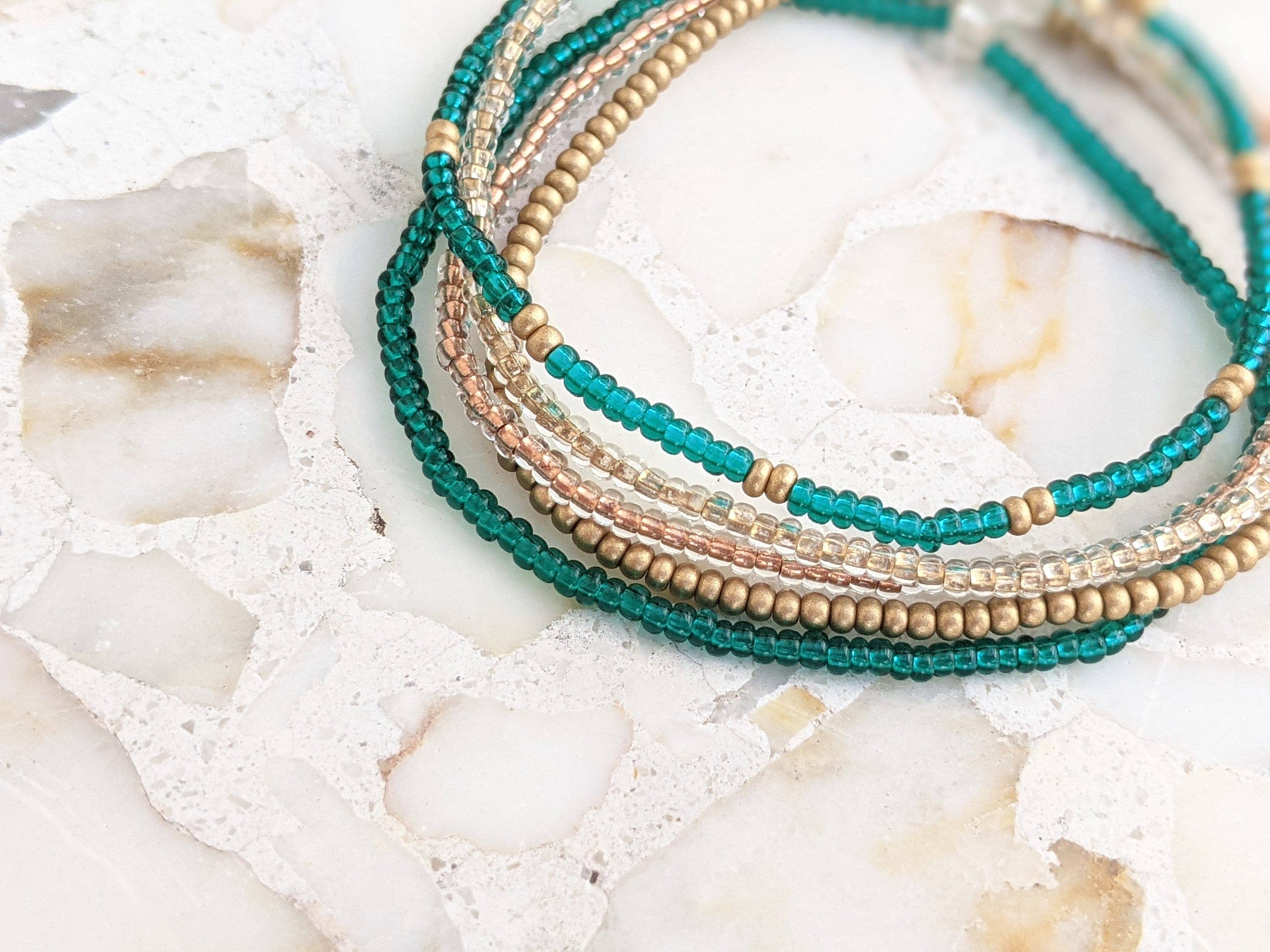 Caitlyn Clare Flair - Vente Parures de bijoux - Ensemble de bracelets extensibles minimalistes en perles Bracelets en perles de rocaille1