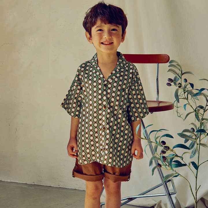 Chemise à manches courtes à motif graphique forêt avec boutons. pour la vente par ToTo Heros