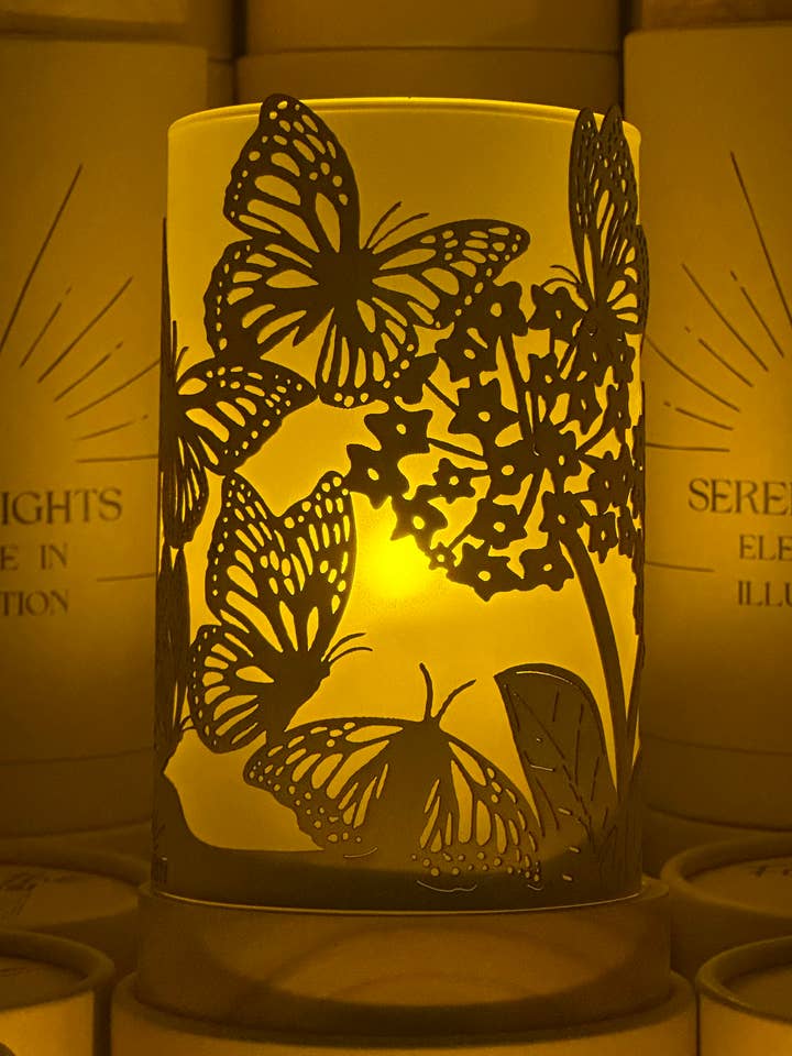 Papillons, porte-bougie décoratif en placage bois gravé au laser avec bougie LED rechargeable pour la vente par Serene Lights