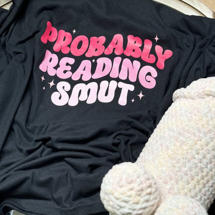 Je lis probablement Smut Tee. pour la vente par Fiction and Fibre