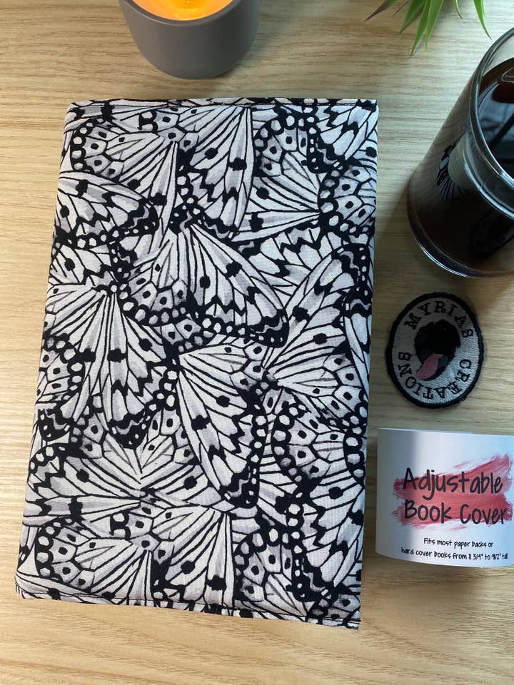 Couverture de livre ajustable Butterfly pour la vente par Myrias Creations LLC
