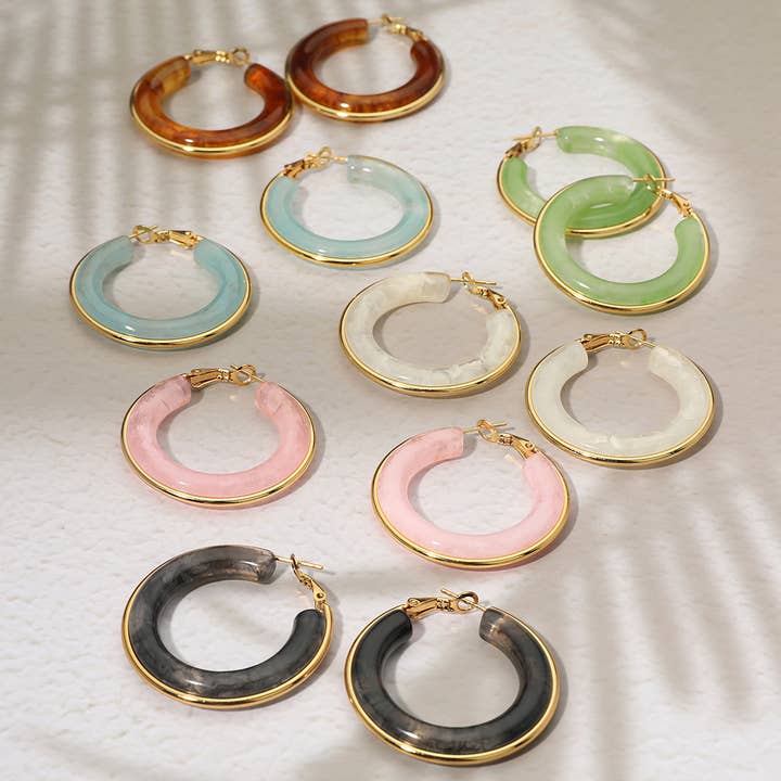 Edelstahl Ohrringe mit goldverziertem, klobigem Harzreifen für den Großhandel von Sensibling Corp.