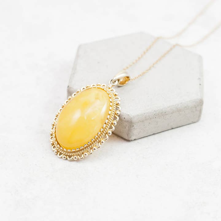 Pendentif ovale en ambre de la Baltique Pendentif en ambre exclusif pour la vente par Marcin Waryszak